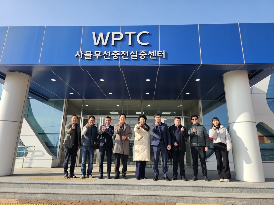 ▲ 대표단은 경북테크노파크 무선전력전송기술센터를 방문했다(왼쪽부터 2번째 경북테크노파크 무선전력전송기술센터 김형준 책임, 3번째 우즈베키스탄 기술규제청 Makhmudov Makhamadjon 수석 전문가, 4번째 경북테크노파크 무선전력전송기술센터 이홍래 센터장, 5번째 우즈베키스탄 기술규제청 Mamadalieva Naibakhon Saydaminovna)ⓒ 경북테크노파크