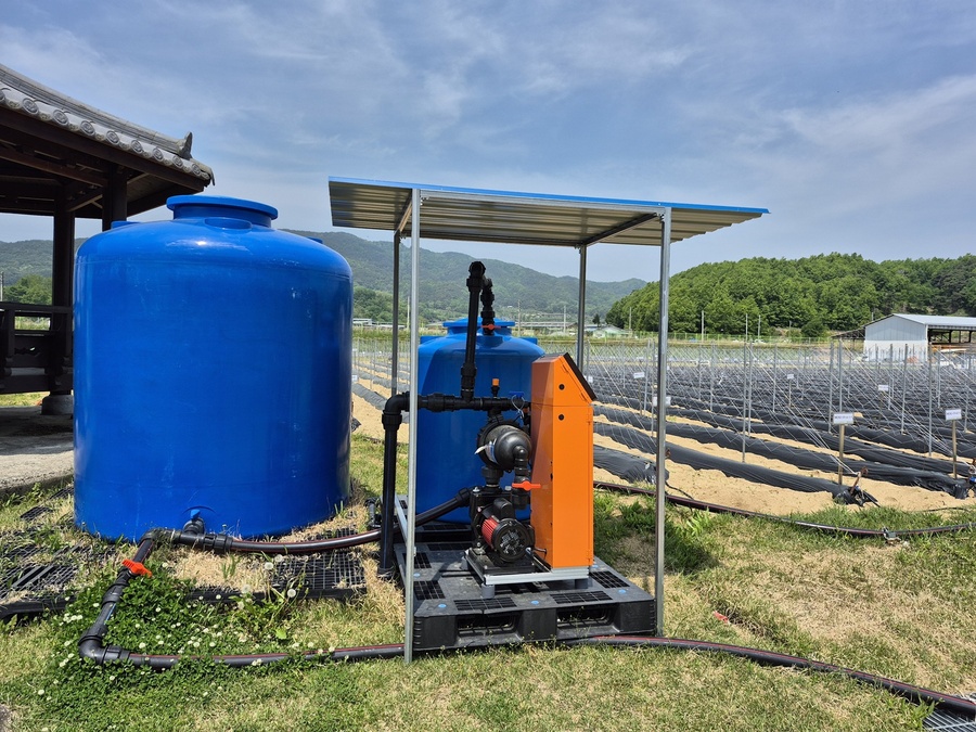 ▲ 경상북도농업기술원은 노지 작물인 마(산약) 재배의 안정성을 높이기 위해 ‘마(산약) 자동 관수·관비 재배 매뉴얼’을 발간했다(마(산약) 관수관비 시스템).ⓒ경북도