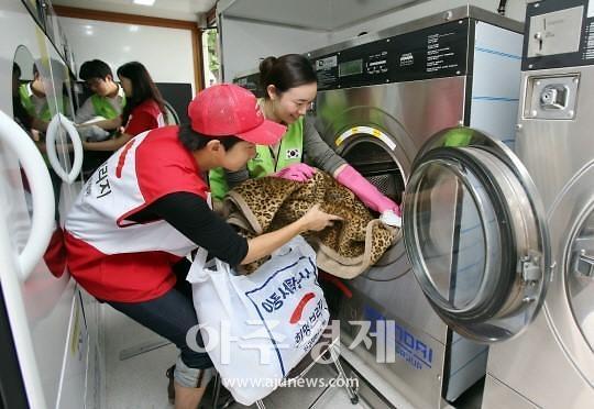 ▲ 인천시는 기초생활수급자를 위해 찾아가는 세탁서비스를 운영하고 있다. 시는 내년에는 소규모 사업장 등을 대상으로 확대 적용할 예정이다. ⓒ인천시 제공