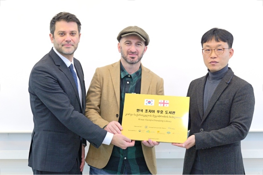 ▲ 왼쪽부터 쇼타 아블라제 주한 조지아대사관 참사관, 기오르기 케켈리제 조지아 문해력확산학회장, 곽문석 HK+사업단장이 한국–조지아 우호 도서관 개관식에서 기념사진을 촬영하고 있다.ⓒ안양대