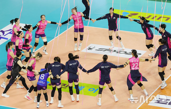 ▲ 김연경이 시구자로 나선 경기에서 흥국생명이 기업은행을 꺾고 시즌 첫 3연승을 달렸다.ⓒ뉴시스 제공