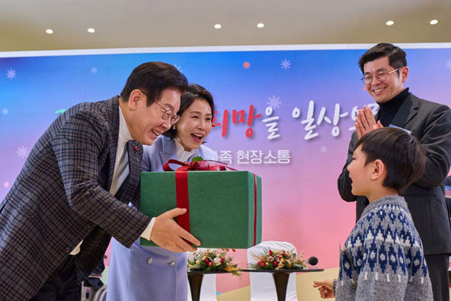 ▲ 선물 전달하는 이재명 대통령-김혜경 여사. ⓒ이재명 대통령 페이스북