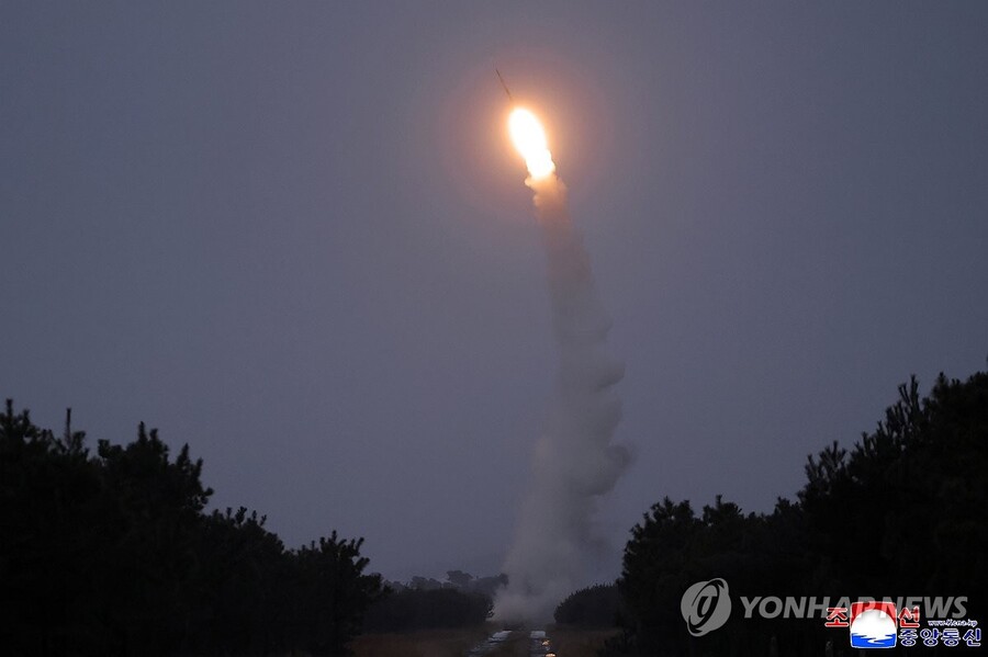 ▲ 북한이 지난 24일 동해상에서 김정은 국무위원장이 참관한 가운데 신형 고공 장거리 반항공(대공) 미사일 시험 발사를 진행했다고 25일 조선중앙통신이 보도했다. ⓒ연합뉴스