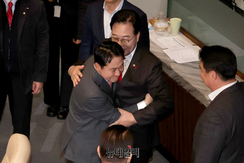 ▲ 장동혁 국민의힘 대표가 23일 오전 국회에서 열린 본회의에서 '내란전담재판부설치 관련 법안'에 대한 반대 무제한토론(필리버스터)을 마치고 송언석 원내대표와 포옹하고 있다. ⓒ이종현 기자