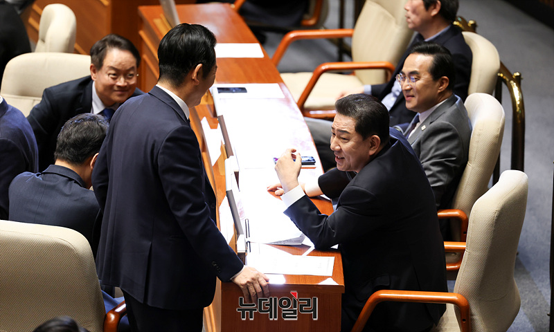 ▲ 김병기 원내대표가 9일 오후 서울 여의도 국회에서 열린 본회의에서 대화를 나누고 있다. ⓒ서성진 기자