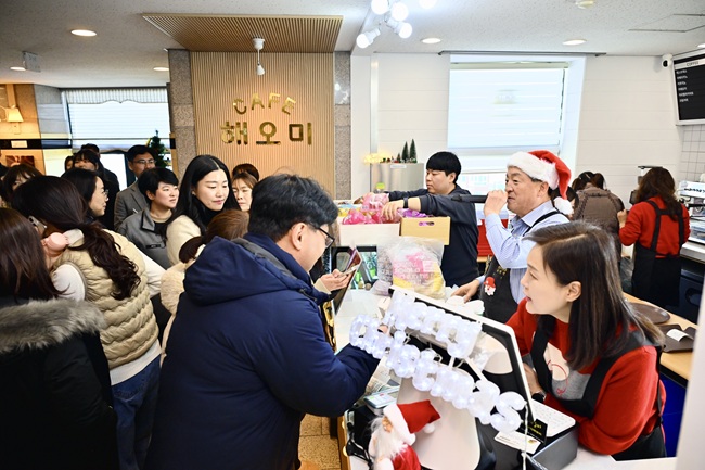 ▲ 속초시가 지난 24일 시청 신관 5층 장애인카페에서 이병선 속초시장이 일일 점장으로 참여하는 '따뜻한 동행, 희망을 담다' 행사를 개최했다. ⓒ속초시