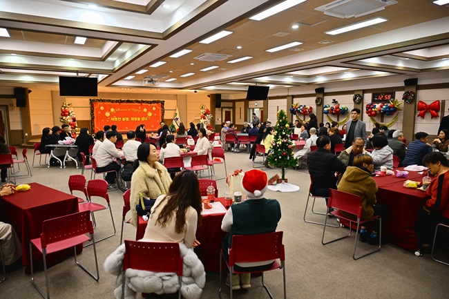 ▲ 송년 콘서트를 개최해 시민과 직원들에게 한 해 동안의 노고를 되돌아보고 잠시 쉬어갈 수 있는 힐링의 시간을 제공했다. ⓒ속초시