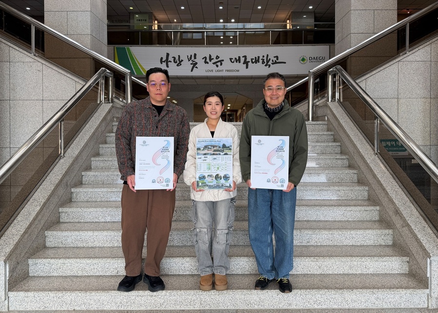 ▲ 대구대학교(총장 박순진)에 재학 중인 중국인 유학생 부부가 금호강을 주제로 한 디자인 작품으로 홍콩 국제 디자인 공모전에서 동상을 수상했다(왼쪽부터 한세, 우리샤, 유상원 주임교수 사진).ⓒ대구대
