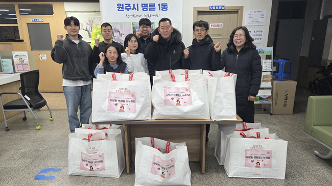 ▲ 누리보듬봉사단이 지난 23일 명륜1동·2동 행정복지센터를 찾아 '소외계층을 위한 생필품'을 전달했다. ⓒ원주시시설관리공단