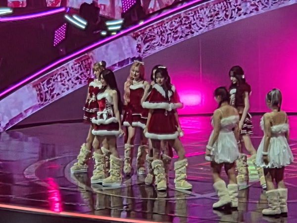 ▲ 25일 아레나에서 가요대전에 참여해 공연을 펼치고 있는 아이브(IVE)ⓒ최신혜 기자