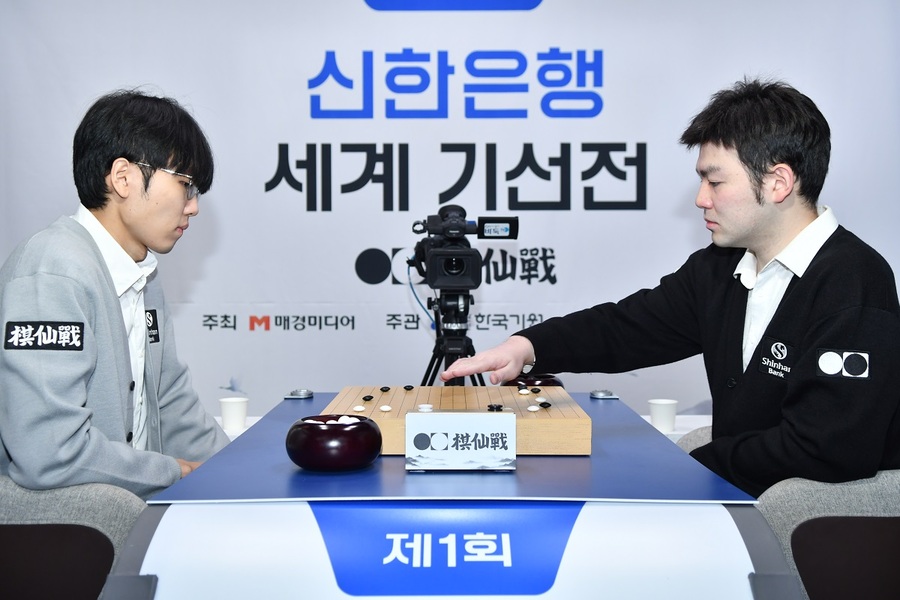 ▲ 신한은행 세계 기선전 16강이 오른 한국 1위 신진서 9단이 중국 1위 딩하오 9단과 맞대결을 펼친다.ⓒ한국기원 제공