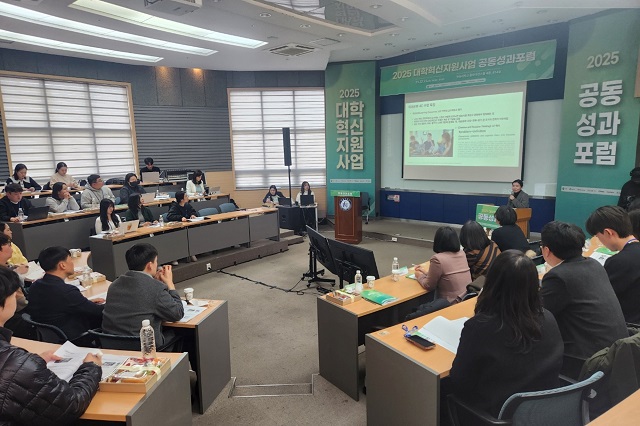 ▲ 한동대 김세영 교수가 지난 23일 열린 ‘2025년 대학혁신지원사업 공동성과포럼’에서 미네르바 프로젝트 기반 글로벌 파트너십 교육혁신 사례를 발표하고 있다.ⓒ한동대