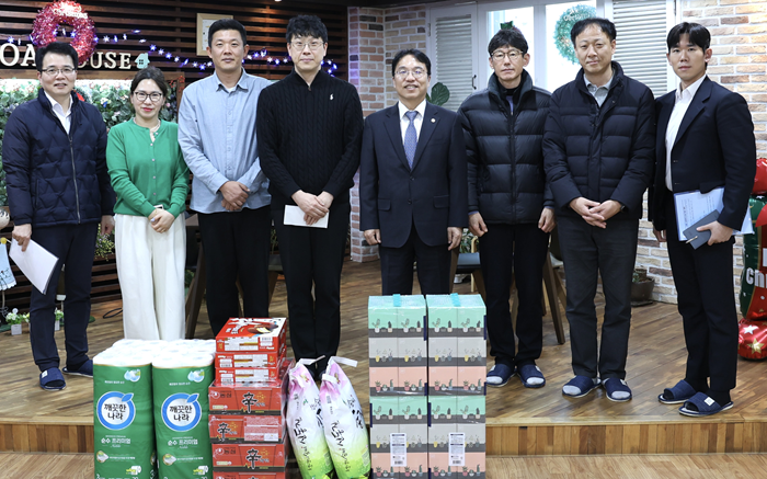 ▲ 강주엽 행복청장(왼쪽 네번 째)이 사회복지시설을 방문해 시설관계자들을 격려하고  위문품을 전달하고 있다.ⓒ행복청