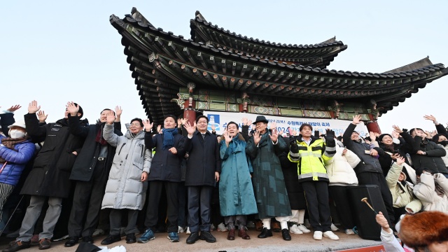 ▲ 지난 2024년 1월 1일 팔달산 서장대에서 이재준 수원시장이 시민들과 새해 해맞이 행사를 하고 있다. ⓒ수원시 제공