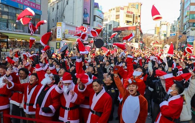 ▲ '사랑의 몰래산타 대작전 시즌 20' 참가자들이 서울 신촌 스타광장에 출정식을 진행하고 있다. ⓒ한국청소년재단 제공
