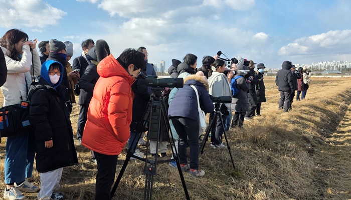 ▲ 25일 시민과 아이들 60여 명이 참여한 가운데 시민 생태 나눔 흑두루미식당’행사를 하고 있다.ⓒ장남들 보전 시민모임