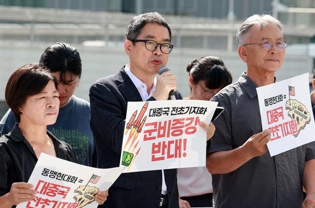 ▲ 윤복남 민주사회를위한변호사모임 회장이 8월 22일 오전 서울 종로구 광화문광장에서 열린 한미 정상회담 즈음한 각계 공동 기자회견에 참석해 발언을 하고 있다. ⓒ뉴시스