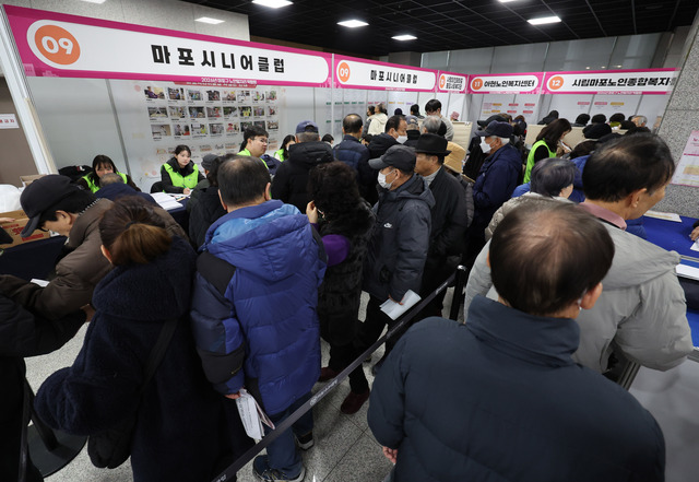 ▲ 2026년 마포구 노인일자리 박람회가 열린 10일 오전 서울 마포구청에서 박람회를 찾은 노인 구직자들이 취업 상담을 하고 있다. 2025.12.10. ⓒ뉴시스