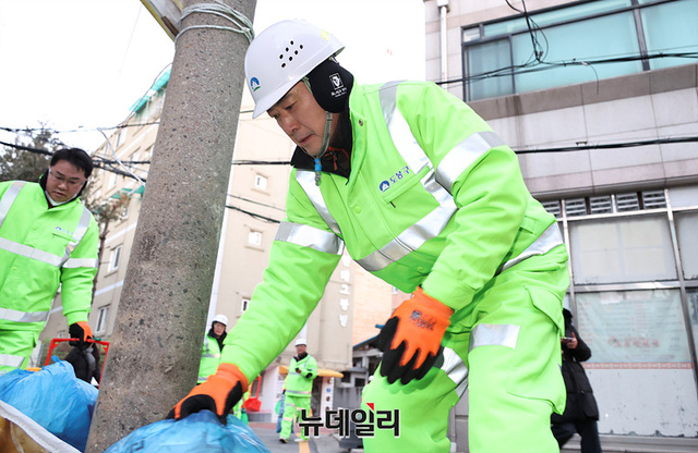 ▲ 장동혁 국민의힘 대표가 26일 오전 서울 도봉구 도봉산 인근에서 국민의힘 약자와의동행위원회 봉사활동을 하며 가로청소를 하고 있다. ⓒ서성진 기자