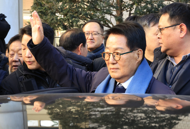 ▲ '서해 공무원 피격 사건' 은폐 시도 및 '월북몰이' 혐의로 재판에 넘겨진 박지원 전 국가정보원장이 26일 서울 서초구 서울중앙지방법원에서 선고기일을 마친 뒤 법원을 나서고 있다. ⓒ뉴시스