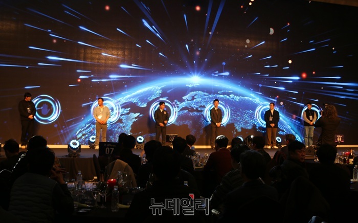 ▲ 서원토건 창립 제34주년 기념식이 26일 오후 서울 용산 드래곤시티에서 열린 가운데 2030 비전선포식을 하고 있다. ⓒ이길표 기자