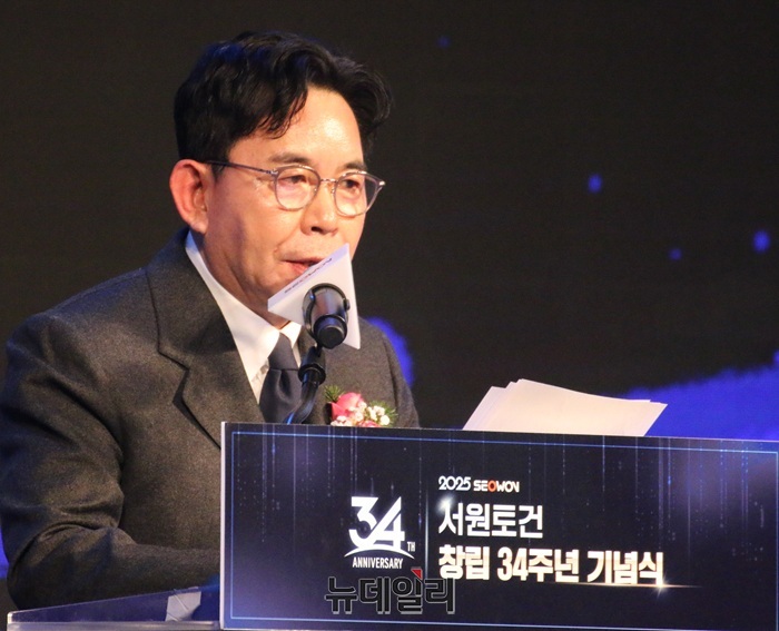 ▲ 김진환 서원토건 대표이시가 26일 서울 용산 드래곤시티에서 열린 제34주년 기념식 및 2030비전선포식에서 환영사를 하고 있다.ⓒ이길표 기자