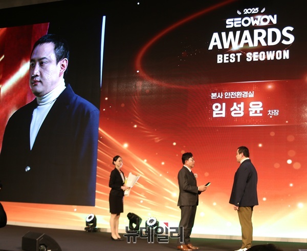 ▲ 김진환 서원토건 대표이사가 우수 직원들에게 시상을 하고 있다.ⓒ이길표 기자