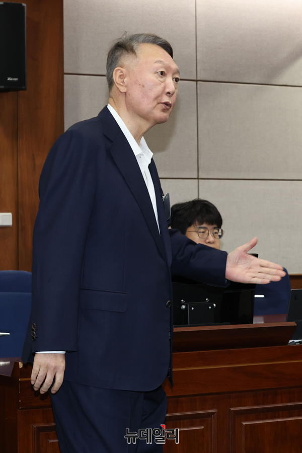 ▲ 윤석열 전 대통령이 지난 9월 26일 서울 서초구 서울중앙지법에서 열린 특수공무집행방해·직권남용 권리행사방해 등 혐의 사건 첫 공판에 출석하고 있다. (사진=공동취재단)