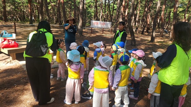 ▲ 플로깅 체험활동을 통한 자원순환 교육 장면. ⓒ강릉시