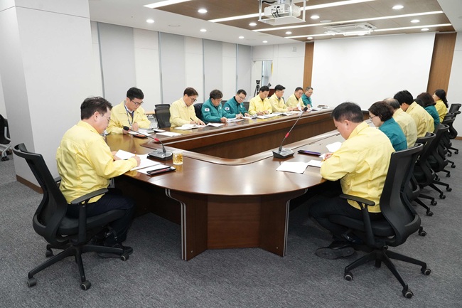 ▲ 육동한 춘천시장이 26일 시청 중회의실에서 기온 급강하에 따른 부서별 추진 사항을 재점검하고, 취약계층 보호와 시설 안전관리 등 민생 현안을 중심으로 신속한 조치를 취할 것을 주문했다. ⓒ춘천시