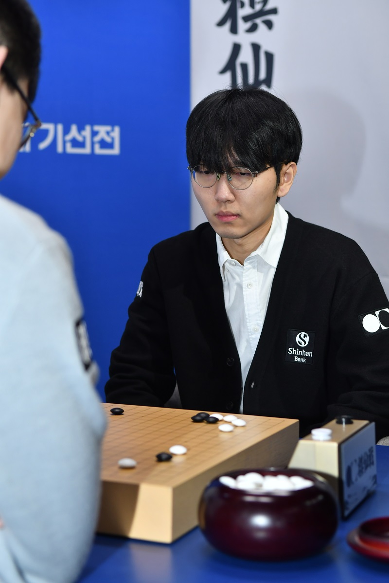 ▲ 한국 1위 신진서 9단이 중국 1위 딩하오 9단을 꺾고 신한은행배 8강에 올라섰다.ⓒ한국기원 제공