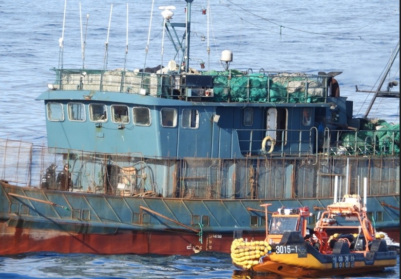 ▲ 쇠창살로 무장한 중국어선.ⓒ목포해경 제공.