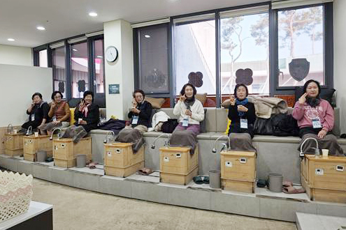 ▲ 청도여성대학 수강생 30여 명을 비롯해 지역 기업체, 사회복지시설, 종교단체, 외국인 유학생, 교육기관 등 다양한 단체가 한방촌을 찾아 연말 체험 프로그램을 즐겼다(청도여성대학생 체험장면).ⓒ대구한의대