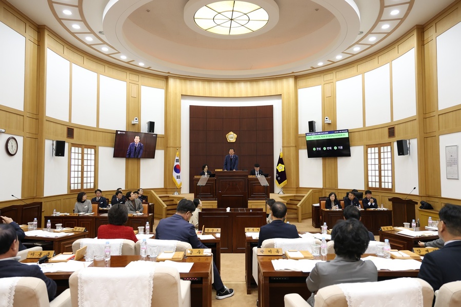 ▲ 경산시의회(의장 안문길)는 12월 26일 제4차 본회의를 끝으로 지난 11월 26일부터 31일간 진행된 제266회 정례회 일정을 마무리했다.ⓒ경산시의회