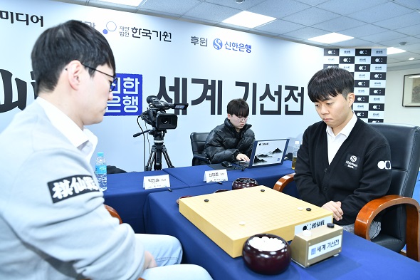 ▲ '제1회 신한은행 세계 기선전' 16강 토너먼트 2차전에서 한국의 김명훈, 신민준 9단이 승리를 거두며 8강 진출에 성공했다.ⓒ한국기원 제공