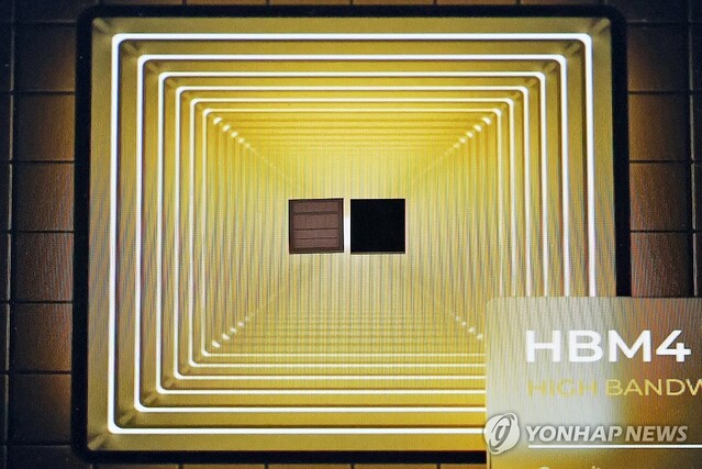 ▲ 서울 강남구 코엑스에서 열린 '반도체대전(SEDEX) 2025'에 마련된 SK하이닉스 부스에 6세대 고대역폭 메모리인 HBM4 실물이 전시돼있다.ⓒ연합뉴스