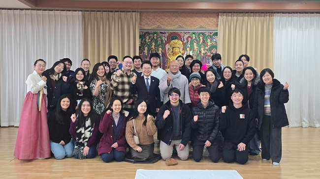 ▲ 미주 지역에서 성장한 성인 입양인과 인솔진 등 27명은 이날 춘천 삼운사에서 사찰음식 체험과 다도·명상 프로그램을 통해 한국 전통문화의 가치와 일상을 체감했다.  ⓒ춘천시