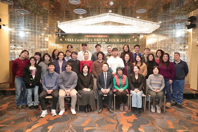 ▲ 아시아 패밀리스가 주관하는 미주 한인 입양인 모국 방문 프로그램 '드림투어 2025' 참가자들이 28일 춘천에서 체험활동을 했다. ⓒ춘천시