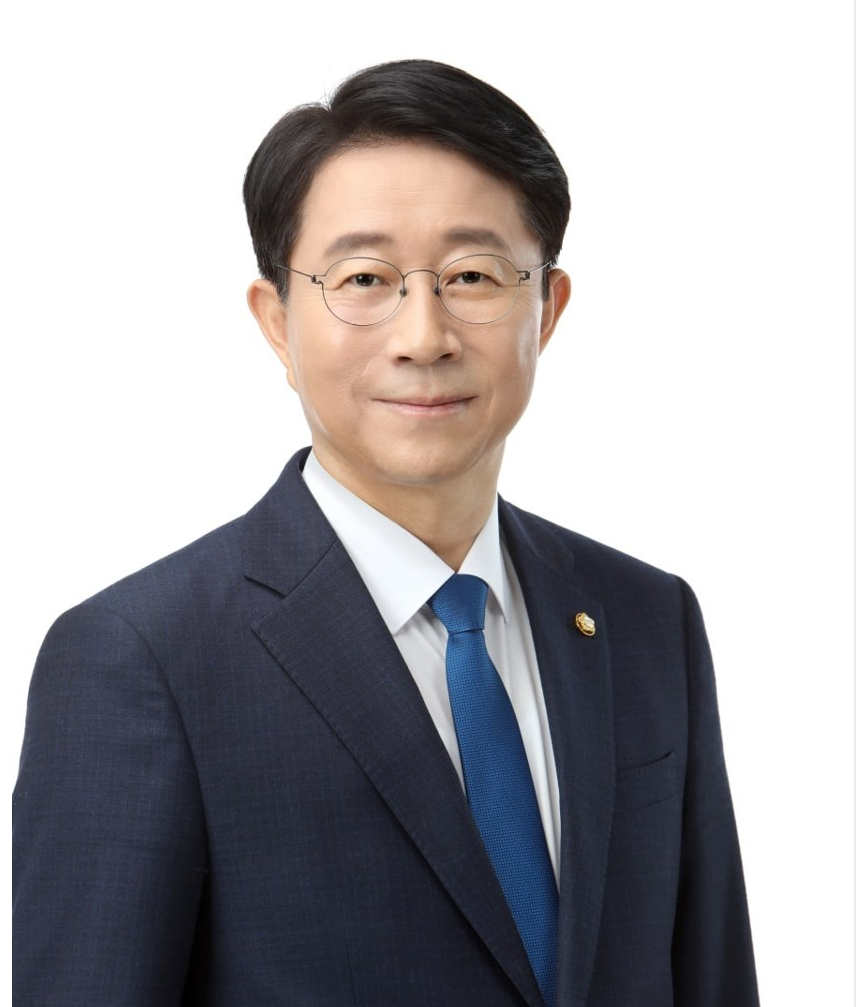 ▲ 대통령 정무특별보좌관에 더불어민주당 조정식 의원
대통령실은 28일 이재명 대통령이 대통령 정무특별보좌관에 더불어민주당 조정식 의원을 임명했다고 밝혔다.ⓒ대통령실 제공.