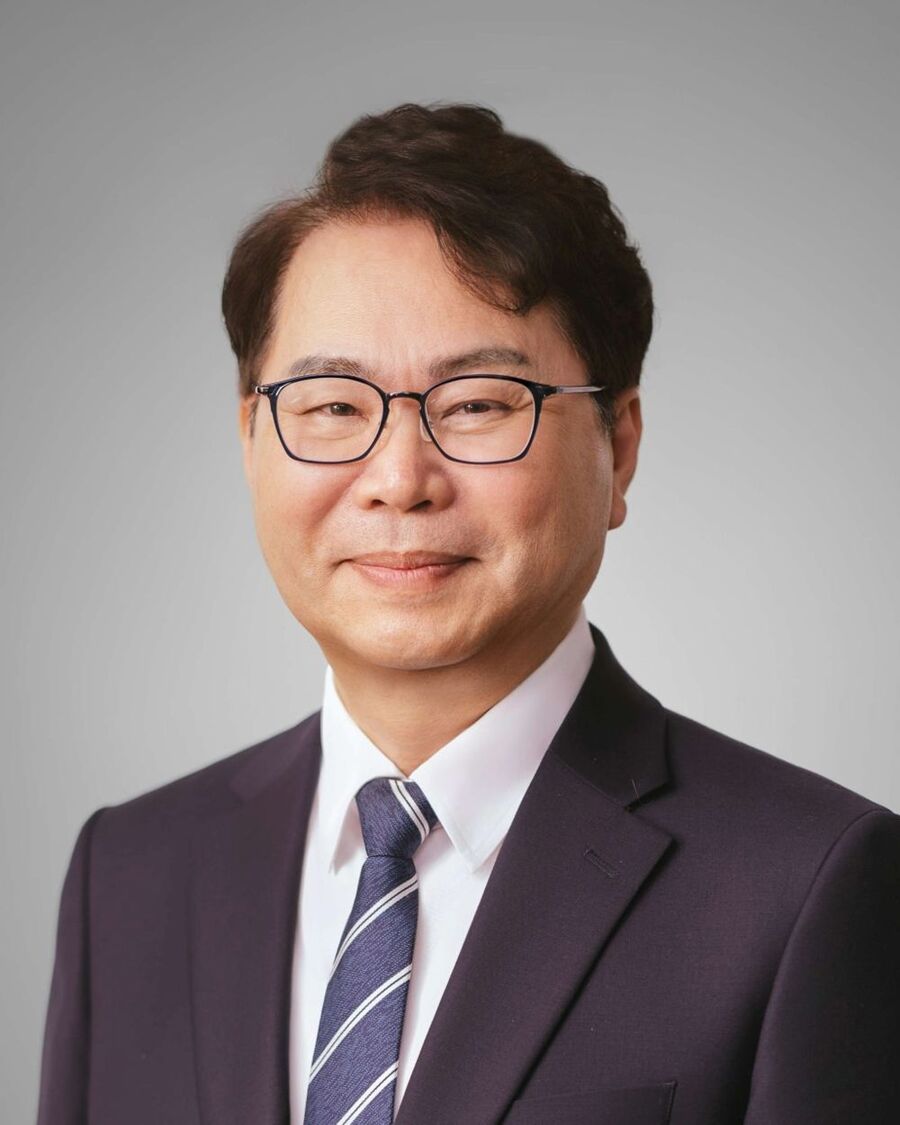 ▲ 이규연 홍보소통수석이 28일 청와대 춘추관에서 이재명 대통령의 장차관급 인선을 발표했다. 사진은 정책특별보좌관에 임명된 이한주 경제·인문사회연구회 이사장. ⓒ대통령실 제공