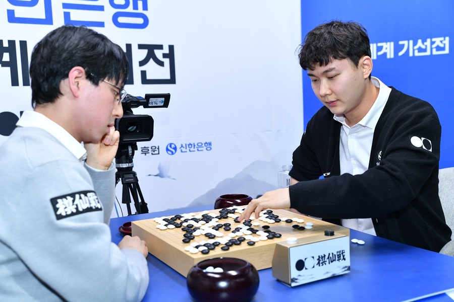 ▲ 신한은행 세계 기선전 8강전에서 한국의 박정환 9단(오른쪽) 홀로 4강 진출에 성공했다.ⓒ한구긱원 제공