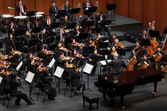 ▲ 금난새와 성남시립교향악단이 화성예술의전당 동탄아트홀에서 공연하고 있다ⓒ화성시 제공