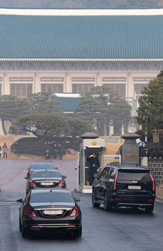 ▲ 이재명 대통령이 청와대에서 집무를 시작하는 29일 이 대통령이 탄 차량이 청와대 본관으로 향하고 있다. 대통령의 청와대 복귀는 2022년 5월 이후 3년 7개월 만이다. ⓒ청와대통신사진기자단
