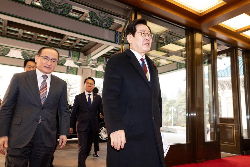 ▲ 이재명 대통령이 청와대 공식 근무를 시작한 29일 청와대 본관에 도착해 차에서 내려 위성락 안보실장 등과 입장하고 있다. ⓒ청와대통신사진기자단