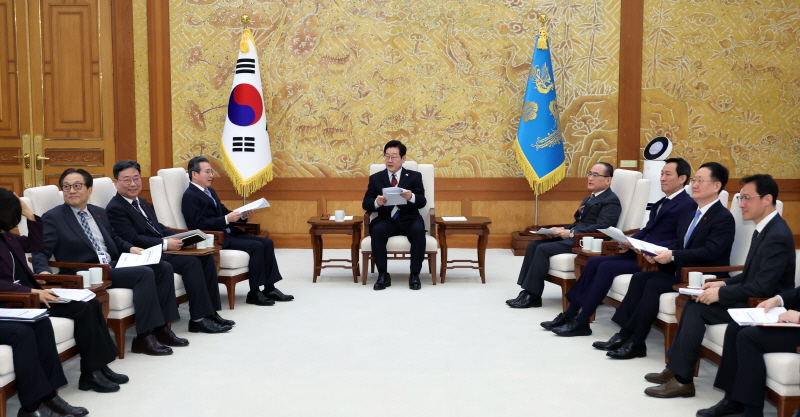 ▲ 이재명 대통령이 29일 청와대 본관에서 김용범 정책실장, 위성락 안보실장 등 참모진과 차담회를 하고 있다.ⓒ청와대통신사진기자단