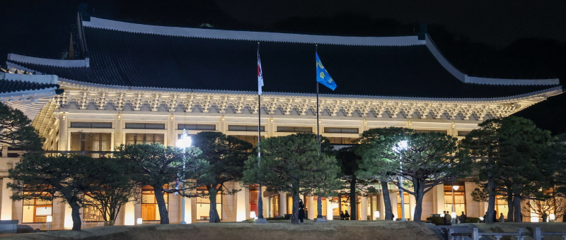 ▲ 29일 청와대 본관 앞에서 봉황기가 게양되어 있다. 이로써 지난 2022년 5월 시작된 대통령실 '용산 시대'는 3년 7개월여 만에 막을 내리게 됐고 이재명 대통령은 29일 월요일부터 청와대 본관에서 공식 업무를 시작한다. ⓒ청와대통신사진기자단