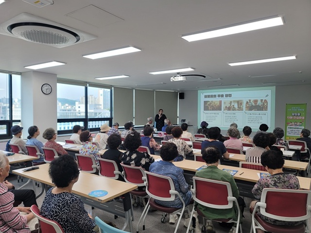 ▲ 군포시 치매안심센터의 치매예방교육 모습. ⓒ군포시 제공