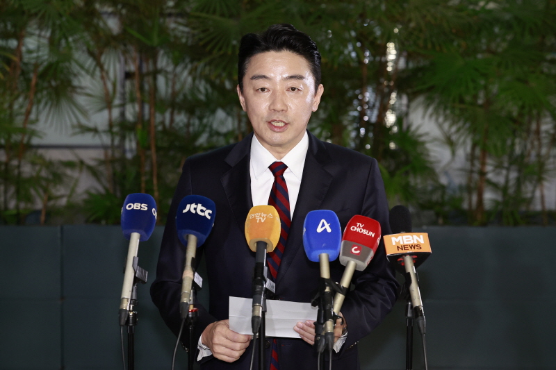 ▲ 전략경제협력특사로 임명된 강훈식 대통령 비서실장이 지난 11월 13일 인천국제공항을 통해 아랍에미리트(UAE)로 출국에 앞서 인사말을 하고 있다. ⓒ뉴시스