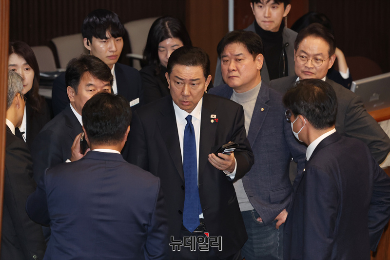 ▲ 김병기 더불어민주당 원내대표가 12일 국회에서 열린 본회의에서 형사소송법 일부개정법률안에 대한 무제한토론 종결 동의 투표 중 의원들과 대화를 나누고 있다. ⓒ이종현 기자