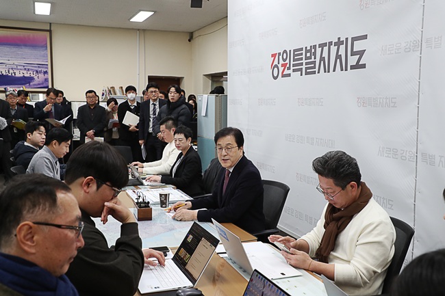 ▲ 김광래 경제부지사가 29일 도청 기자실에서 브리핑을 갖고 AI 산업 분야에서 11개 사업, 국비 302억 원을 확보하며 미래산업 육성을 본격화한다고 밝혔다. ⓒ강원특별자치도